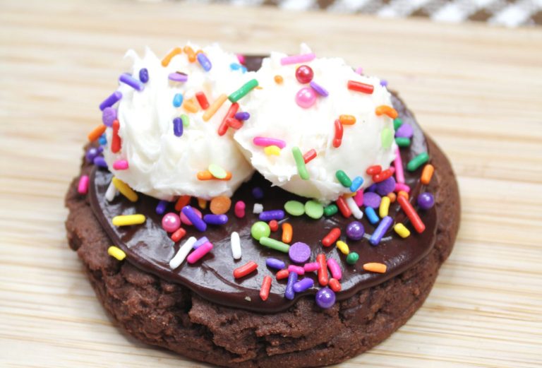 Crumbl Ice Cream Sundae CookiesThe Lemon Diaries